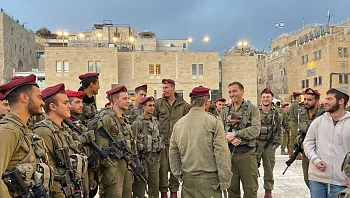 חודש וחצי אחרי הפיגוע: הקצין שנפצע בעיר דוד הגיע לטקס בכותל