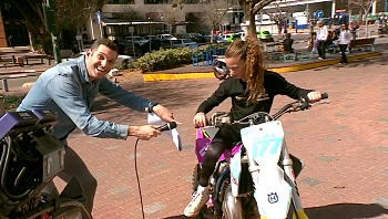 רוכבת כל הדרך להצלחה: בת ה-12 שמתחרה בתחרויות אופנועים