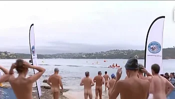 אוסטרליה: מאות בני אדם שחו בעירום וגייסו כספים עבור עמותה