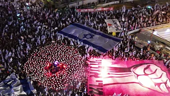 עובדים במחאה: האנשים שהפכו את ההפגנות למשרה מלאה