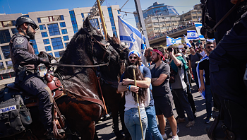 עימותים בין שוטרים למפגינים באיילון, 10 נעצרו; מוחים הותקפו