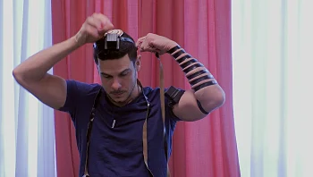 מאיר מניח תפילין - וליובל נופל האסימון: "לא כל כך קל לי עם הדת"