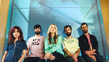 "אני כותבת ובוכה, שרה ובוכה, השיר הזה הוא כדי שלא אפסיק לבכות"