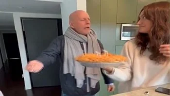 בצל המחלה והפרישה ממשחק: ברוס ויליס חוגג 68