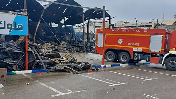 נבדק חשד להצתה: השוק הבדואי ברהט עלה באש