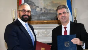 לפני ביקור נתניהו בלונדון: שר החוץ כהן נפגש עם מקבילו הבריטי