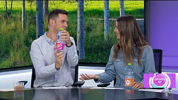 פתחון לב עם מהדורה מיוחדת של בקבוקי מים