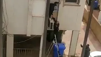 תיעוד: שב"ח פרץ לדירה בת"א - וניסה לתקוף את השוטרים