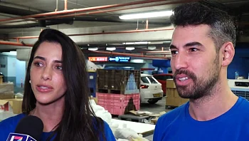 דורין דותן וגיא רוזן אורזים מארזי מזון עבור המשפחות של "פתחון לב"