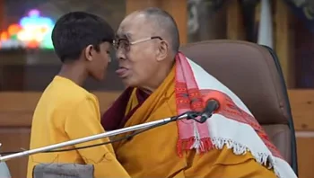 סערת "סרטון הנשיקה" של הדלאי לאמה - וההתנצלות • צפו