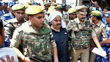 הודו: פוליטיקאי שהורשע בחטיפה נורה בזמן ריאיון בשידור ישיר