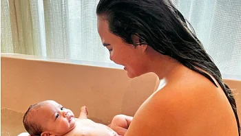 "לא מוטרדת מהחזה הנפול וסימני המתיחה"