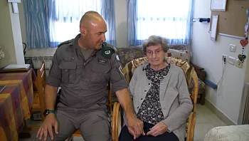 המפקד שאימץ ניצולת שואה ליחידה: "החלטנו שאנחנו המשפחה שלה"