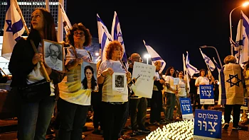 כ-146 אלף בת"א; משפחות שכולות מחו עם נרות ודגלים: "במותם ציוו"