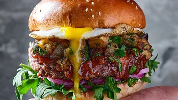 לתפארת הביס המושלם: 3 ספיישלי עצמאות בתוך המבורגר, פיתה וסביח