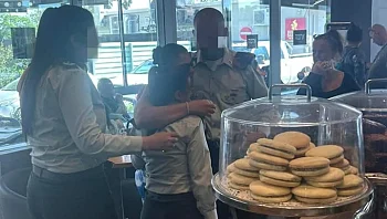 בת שבע נכנסה לבית קפה - ובמשך שעות שילמה על הזמנות של לובשי מדים