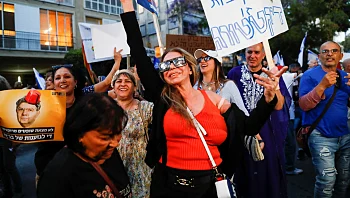 "חאפלה מרוקאית" מול ביתו של אהרן ברק, אלפים הפגינו