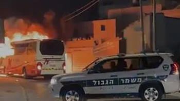 אוטובוס שנכנס בשוגג לעיסאוויה הוצת, הנהג נפגע קל