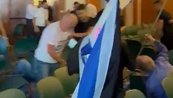 כיסאות ודחיפות: מאבטחים תקפו מוחים נגד השר ברקת | תיעוד