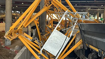 משאית עם מנוף פגעה בגשר כיכר אתרים בת"א: "אל תגיעו לאזור"