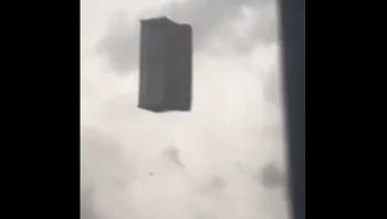 ספה מעופפת מתרסקת לתוך בניין לאחר שרוח העיפה אותה מהמרפסת | צפו בתיעוד הנדיר