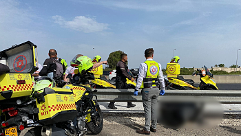 אישה נהרגה בתאונת אופנוע בכביש 4, גבר נפצע קשה