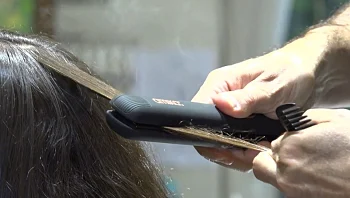 סכנת החלקה: טיפול השיער שעלול להיגמר בסיוט