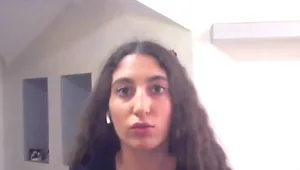 בת ה-17 שעברה חרם במשך עשור הגיעה לכנסת - ופרצה בבכי