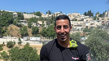 אומץ של כבאי: לוחם האש שהציל 9 גורי כלבים במהלך שריפה