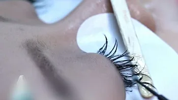 הסם החדש והמסוכן: צעיר אושפז לאחר שצרך נוזל מדביק ריסים