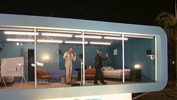 דיאן שוורץ שואלת את המתמודדים את השאלות החשובות