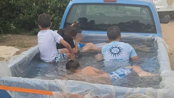 שכשוך בטנדר: נהג נתפס מסיע ילדים בבריכה מאולתרת בתא המטען