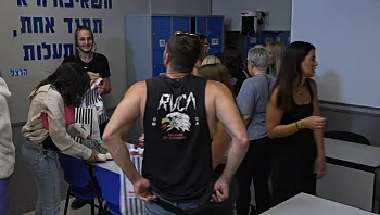 אחים לכיתה: צפו בדיירים מקבלים בגדי ספורט וסניקרס היסטריים