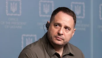 ראש הסגל של זלנסקי תוקף את רה"מ: "למה הוא לא מגנה את פוטין?"