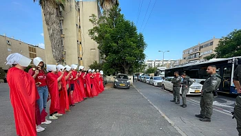 מובילת תנועת מחאה נעצרה בהפגנה מול בית מאי גולן - ושוחררה