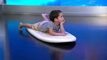 רק אני והגלשן שלי: קאי בן ה-4 גולש על סאפ ביחד עם אבא