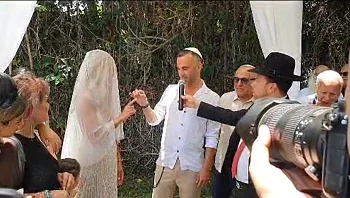 חשב שחוגגים את יום הולדתו - וגילה שהגיע לחתונתו שאורגנה בהפתעה