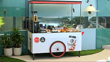 הדיירים יוצאים לחצר לתדלק בקפה ומאפה מפנקים של קפה ג'ו