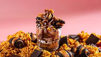 גלידת רוגלך במילוי במבה וקורנפלקס כבר טעמתם?