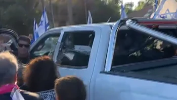 תיעוד חדש מהתקיפה בעומר: הנהג יורד מהרכב עם מקל ומכה מפגין