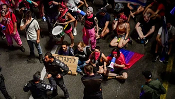 המשטרה פינתה את המפגינים מאיילון; "לילה לבן" מול בית גלנט