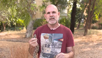 אימה על הספה: המשפחה גילתה נחש בלב הבית - ושמרה על קור רוח