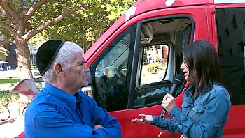 הכירו את יוסי: מוכר הגלידות הוותיק - שעושה גם שליחויות משפטיות