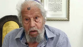 בן ה-90 שנאם בהפגנה: "הגענו לארץ כדי להיות עם אחד"