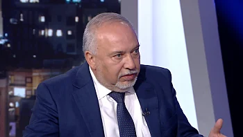 "צריך להזכיר לגלנט שהוא נשאר בתפקיד בזכות המחאה"