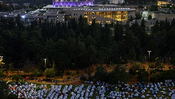 לילה עם המפגינים ב"עיר האוהלים" בי-ם: "נלחמים על הבית"