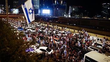 אחרי אישור החוק: עימותים באיילון, נעצר חשוד שדרס מפגינים בשרון