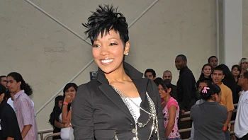 הזמרת ראתה גבר מכה אישה בקהל - וזינקה מהבמה כדי לעצור אותו