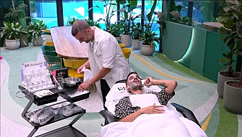 קאזם מפתיע את הדיירים בבית ומקבל טיפול פנים של KB PURE