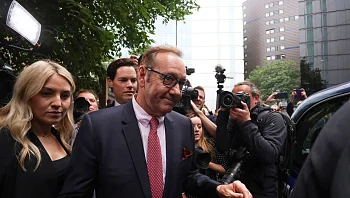 דרמה בבית המשפט בלונדון: קווין ספייסי זוכה מכל האישומים נגדו